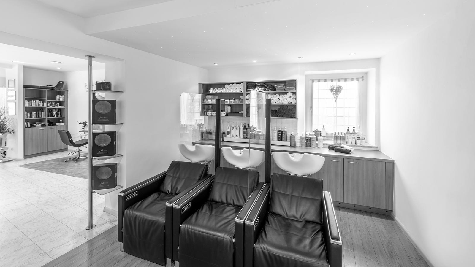 Drei Sessel mit Kopfstütze im Kaufmann Showroom in Auer, bei Bozen