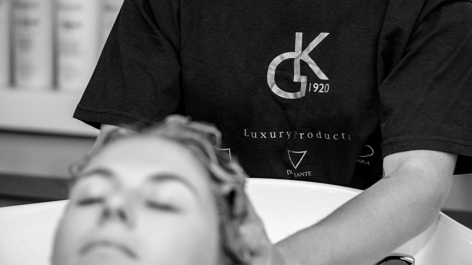 Detail einer Friseurin des Salon Kaufmann in Auer beim Waschen der Haare einer Kundin